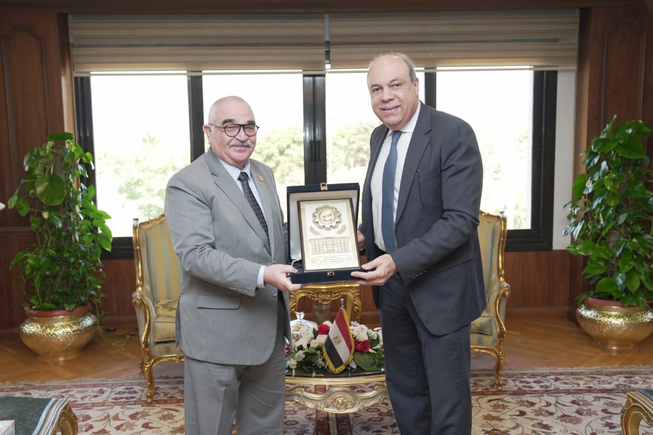 رئيس هيئة قضايا الدولة يزور وزير الطيران (3)