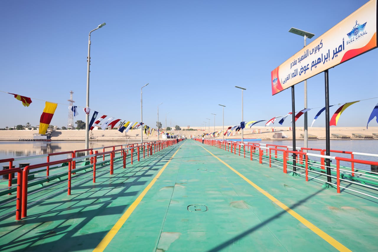 أسامة ربيع ومحافظ الإسماعيلية يشهدان افتتاح كوبرى الشهيد أمير عوض الله العائم (7)