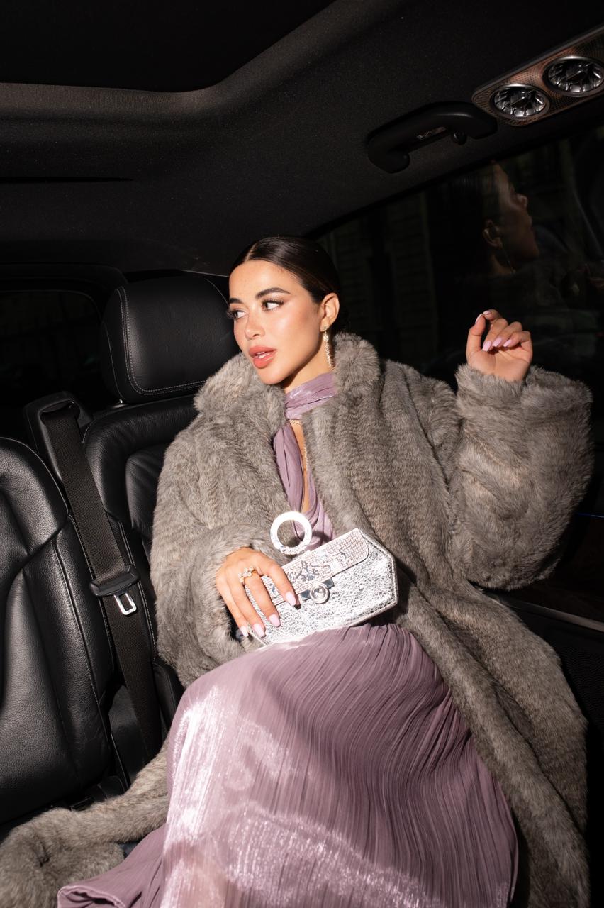 يارا السكرى باطلالة جذابة فى اسبوع الموضة فى باريس