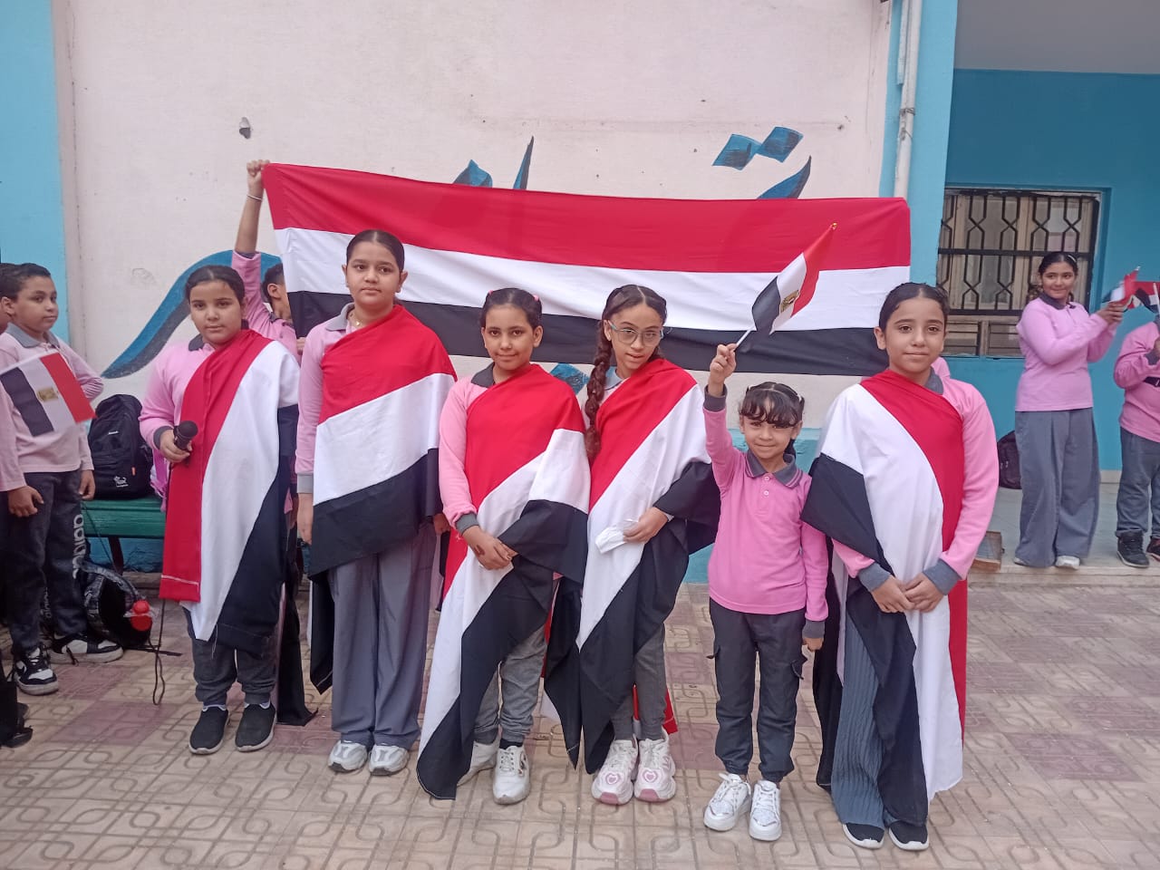 الطلاب يحتفلون بذكرى نصر أكتوبر بعلم مصر الطلاب يحتفلون بذكرى نصر أكتوبر بعلم مصر