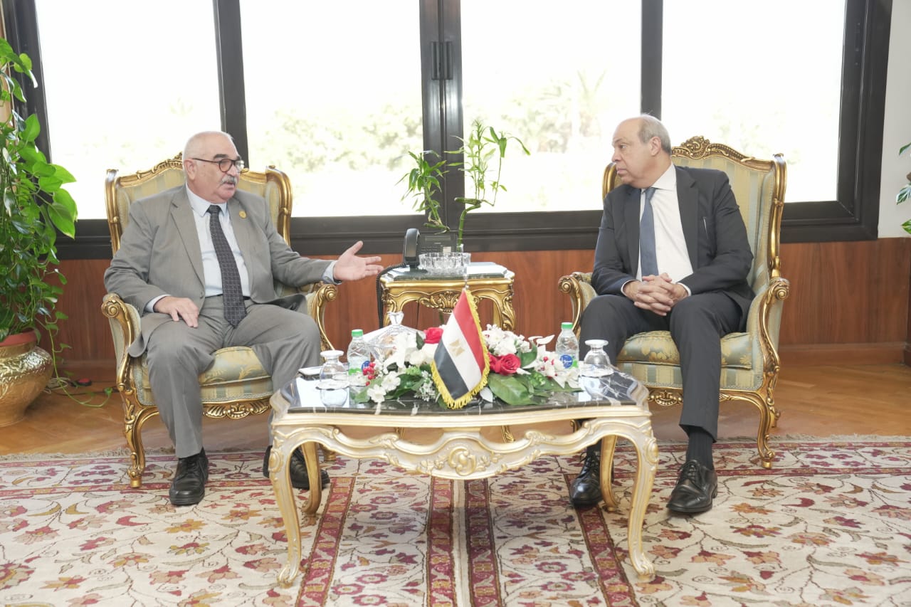 رئيس هيئة قضايا الدولة يزور وزير الطيران (8)