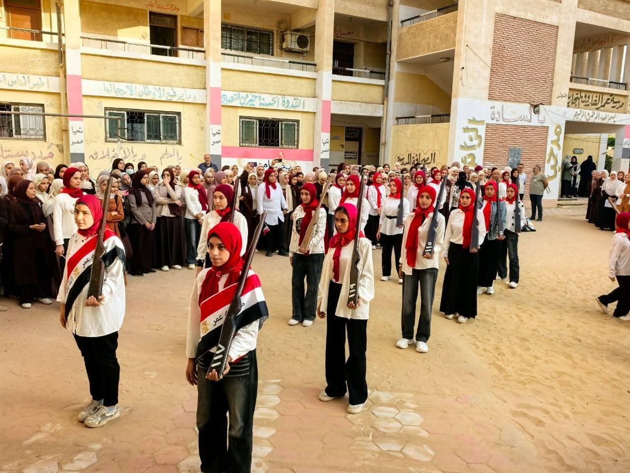 الطلاب يحتفلون بذكرى نصر أكتوبر (2)