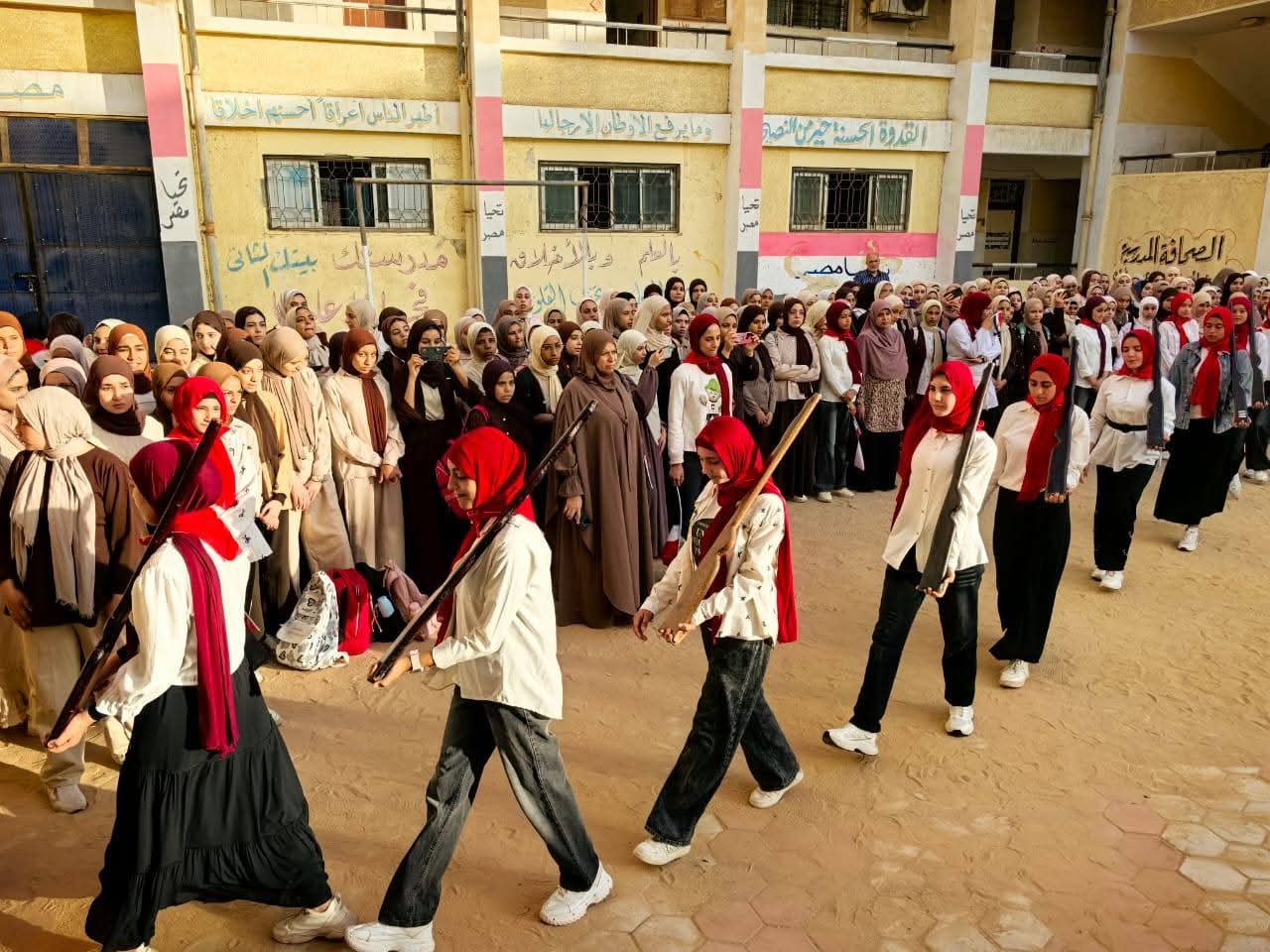 الطلاب يحتفلون بذكرى نصر أكتوبر (1)