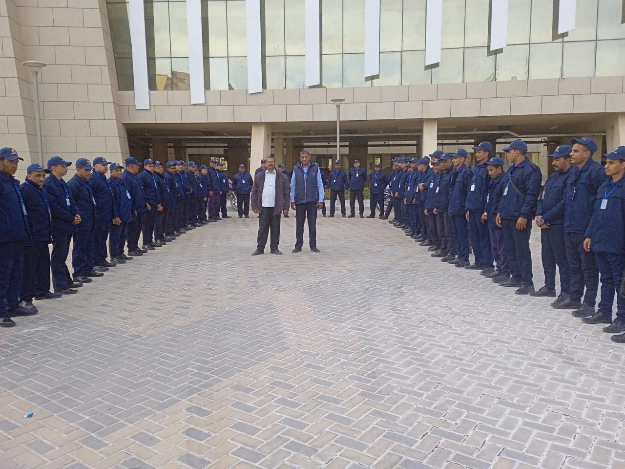 انتظام العمل داخل المجمع الطبي الدولي وطوابير تدريب لتعزيز الأمن