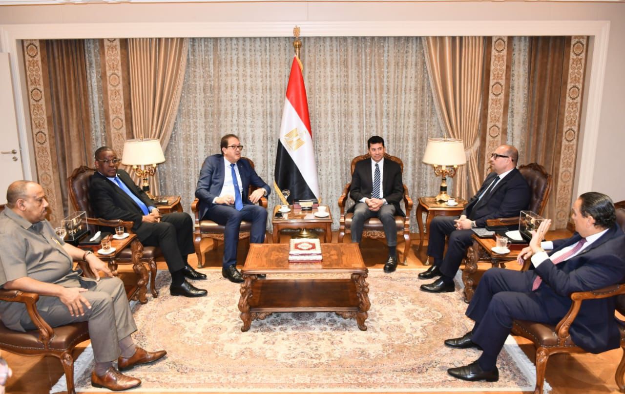 وزير الرياضة مع مسئولى الاوكسا و الانوكا