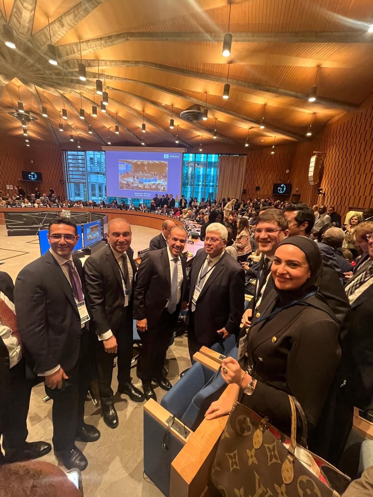 جانب من الجلسة جانب من الجلسة