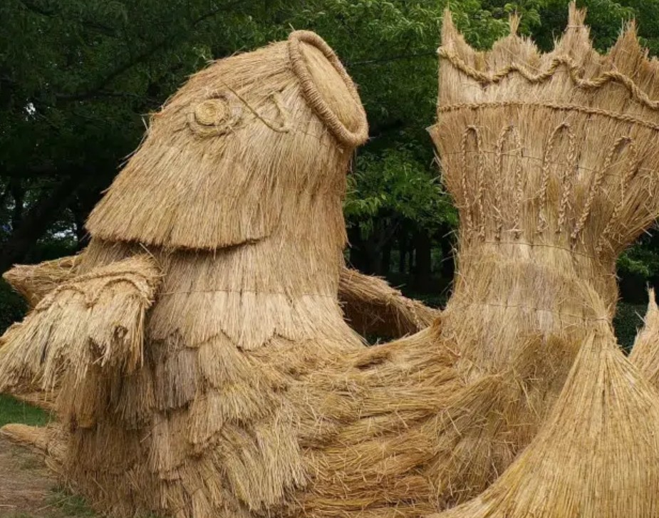 منحوتات من القش 