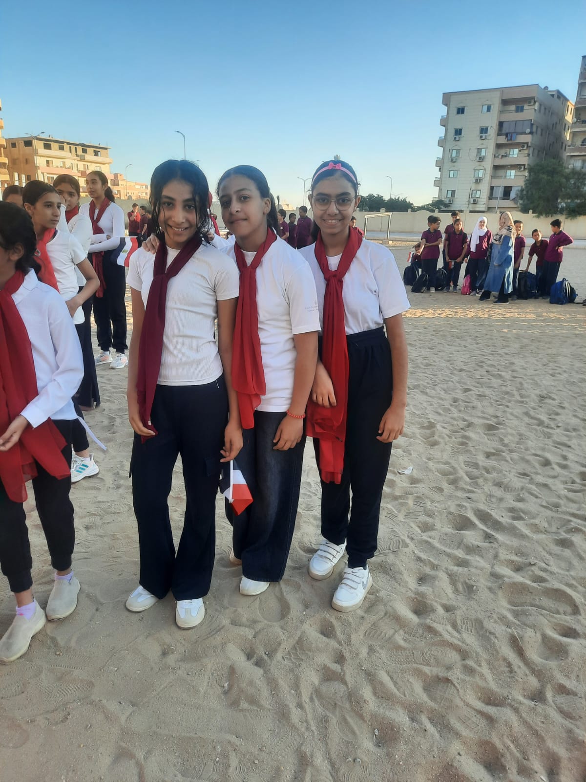 الطلاب يحتفلون بذكرى نصر أكتوبر بالزى الأبيض الطلاب يحتفلون بذكرى نصر أكتوبر بالزى الأبيض