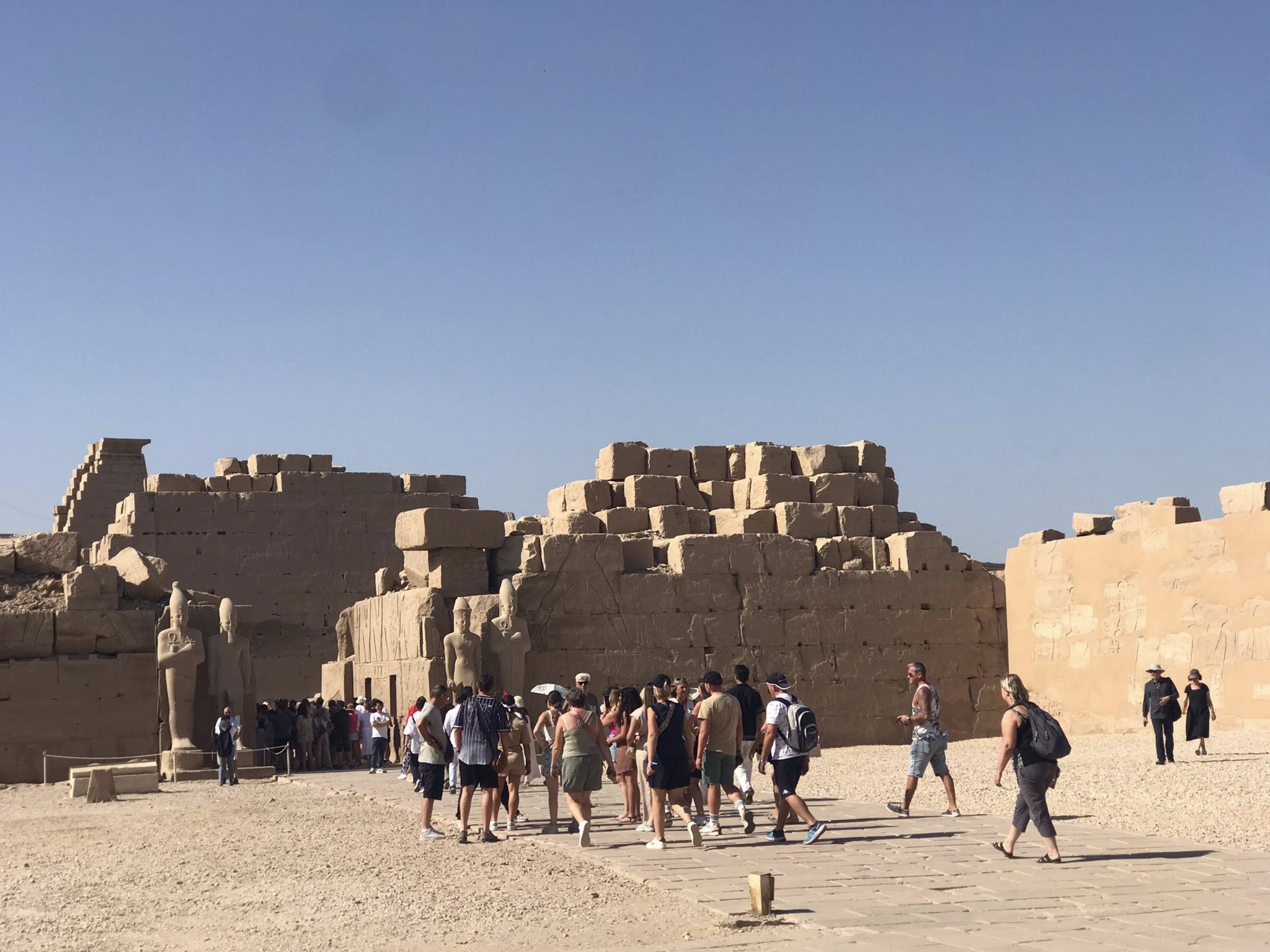 السياح فى قلب معابد الأقصر السياح فى قلب معابد الأقصر