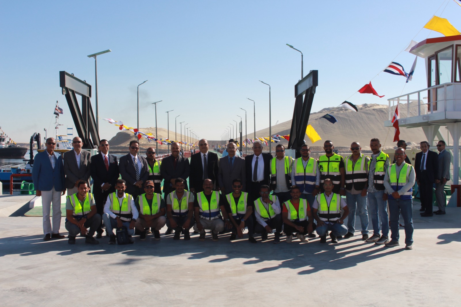 أسامة ربيع ومحافظ الإسماعيلية يشهدان افتتاح كوبرى الشهيد أمير عوض الله العائم (8)