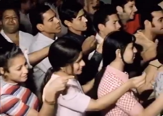 النساء يتصدرن صفوف المتبريعين ويحملن مصوغاتهن الذهبية