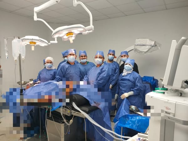 فريق جراحي كامل داخل غرفة العمليات