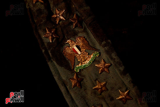 نجمة سيناء تزين ملابس السادات