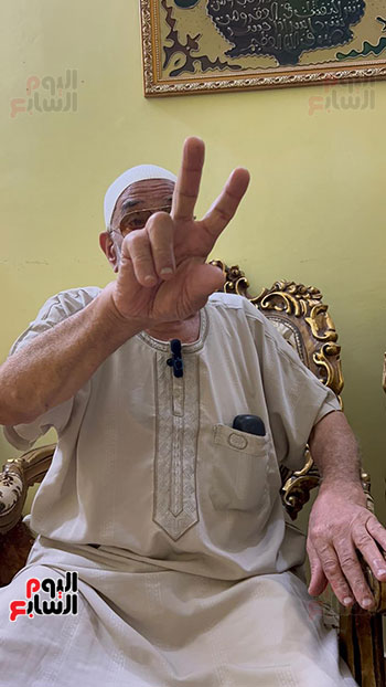 علامة النصر لأحد أبطال أكتوبر 1973