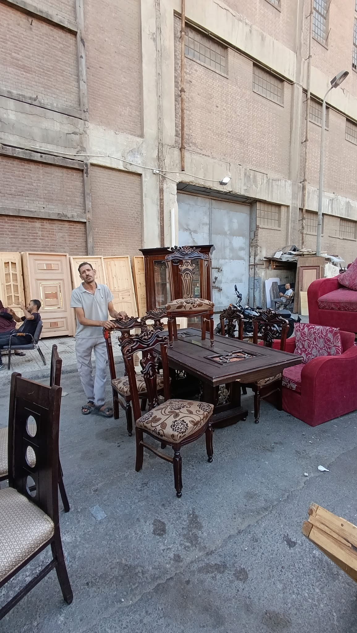 بيع الاثاث فى سوق الجمعه بيع الاثاث فى سوق الجمعه