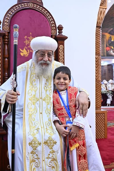 البابا وسط أبنائه