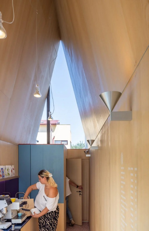 المقهى من الداخل المقهى من الداخل