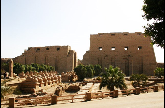 طيبة القديمة ومقابرها