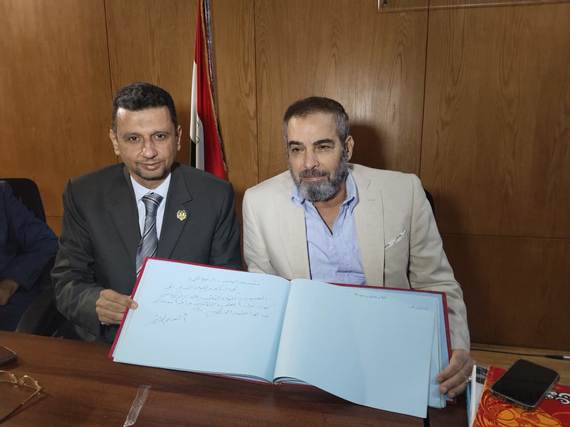 الفنان أحمد عبد العزيز خلال الندوة الفنان أحمد عبد العزيز خلال الندوة