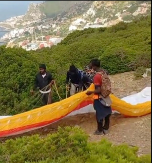 أدوات الطيران الشراعي المتعددة الألوان التي استخدمتها