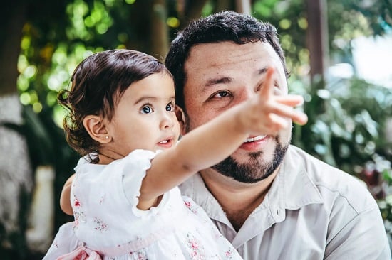 تعلق الطفلة بأبوها