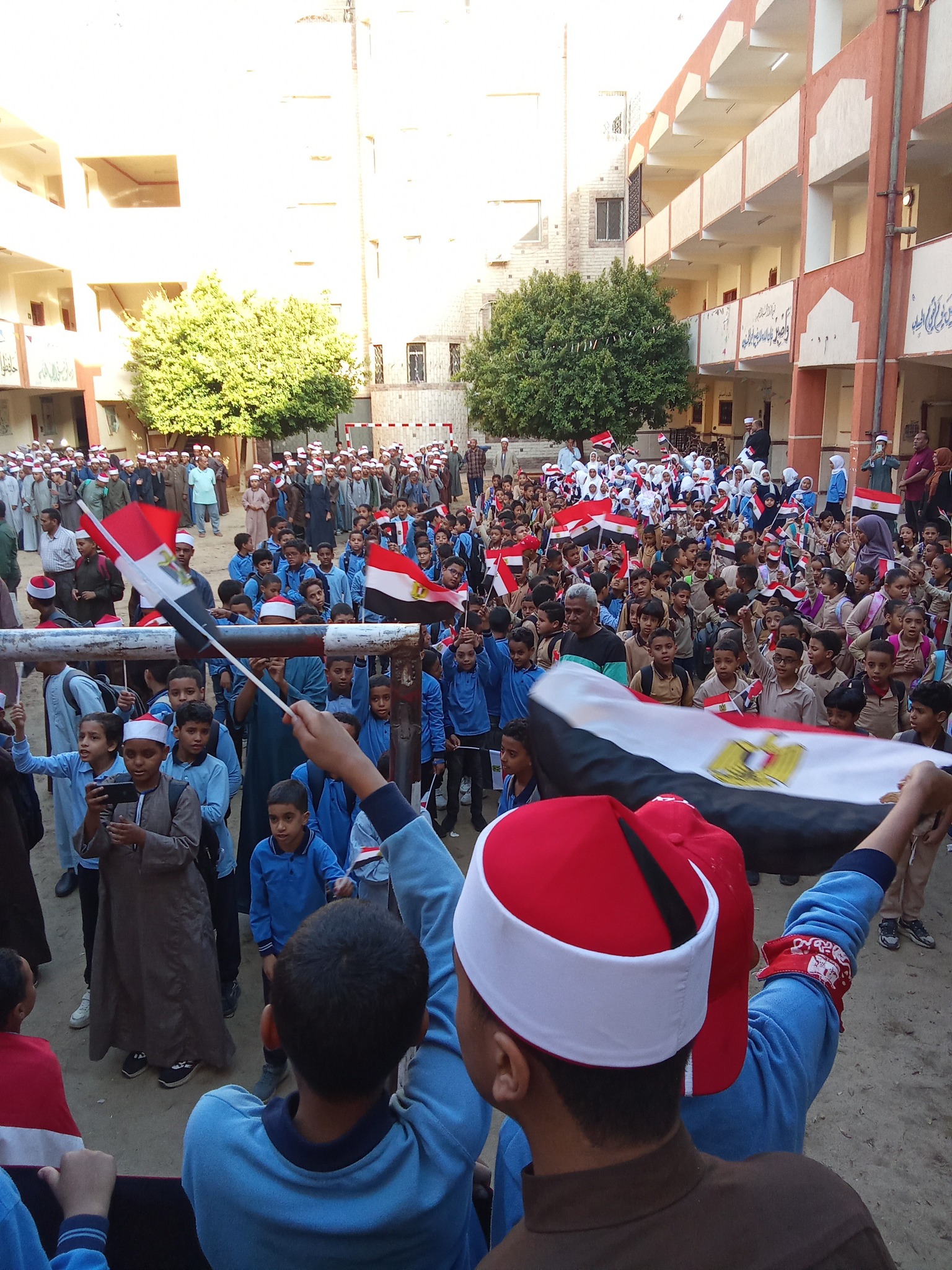 طلبة الأزهر الشريف بالأقصر يحتفلون بالذكرى 52 لإنتصار السادس من أكتوبر