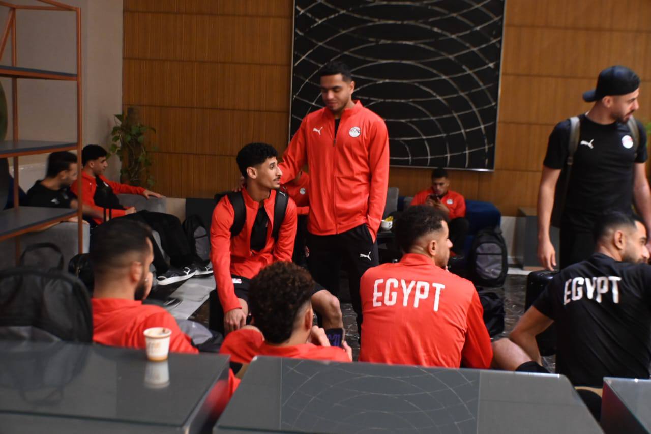 منتخب المحليين في المطار