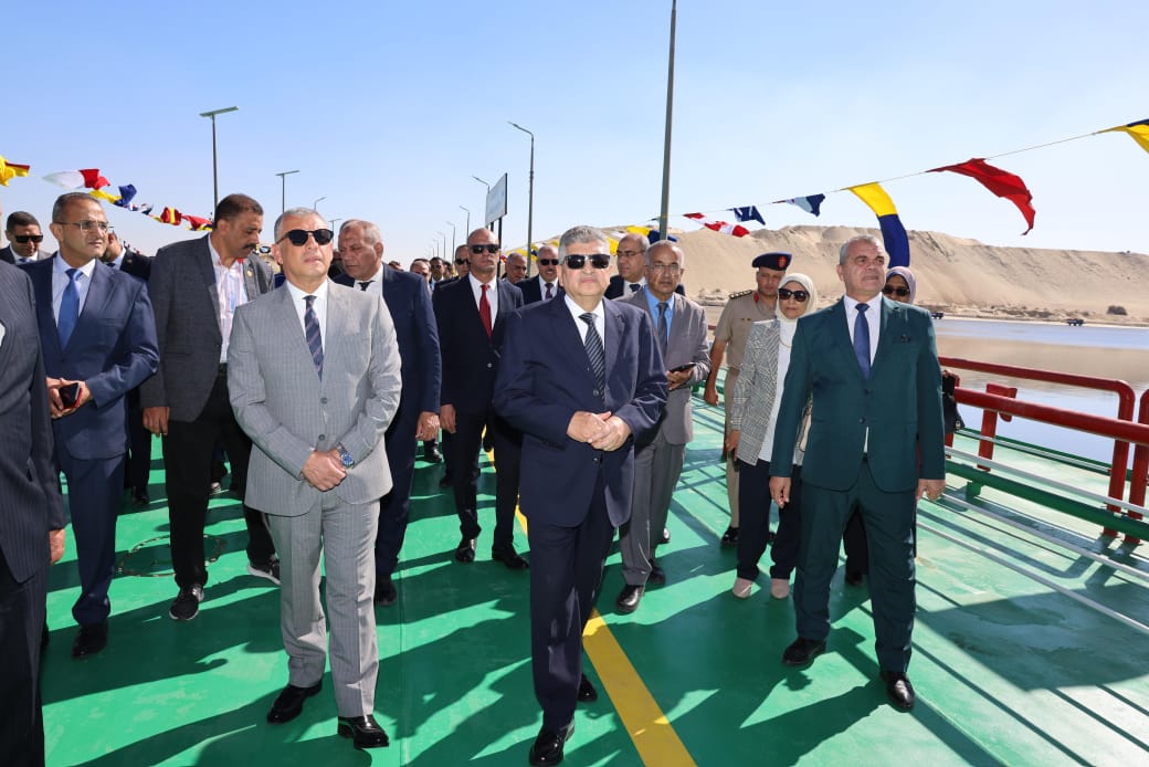 أسامة ربيع ومحافظ الإسماعيلية يشهدان افتتاح كوبرى الشهيد أمير عوض الله العائم (9)