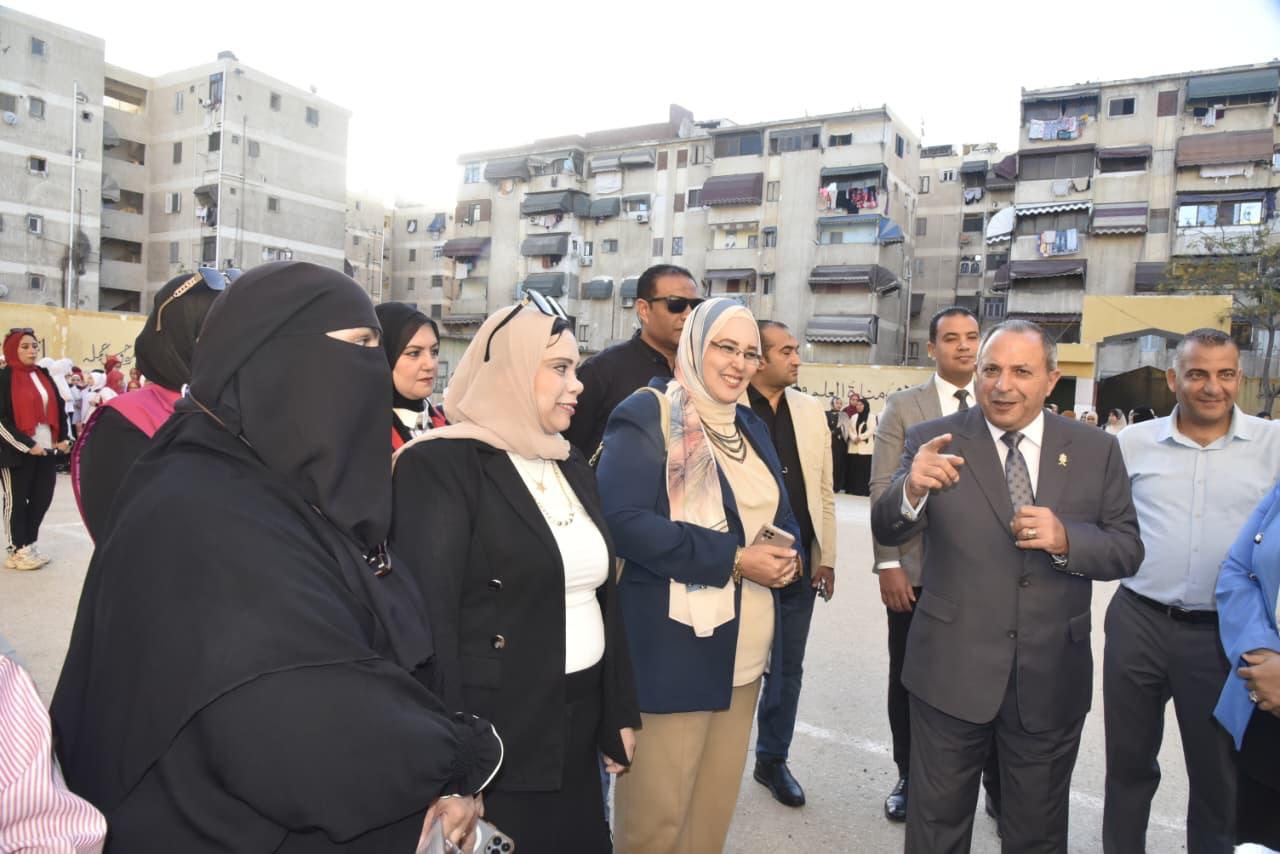 المحافظ خلال تواجده بالمدرسة