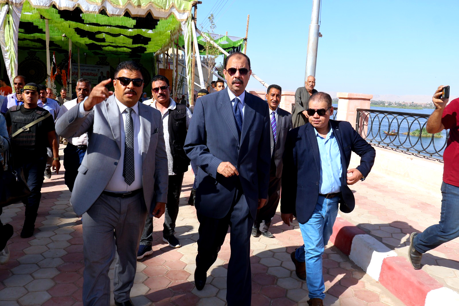 جانب من الحضور مع المحافظ للافتتاح (1)