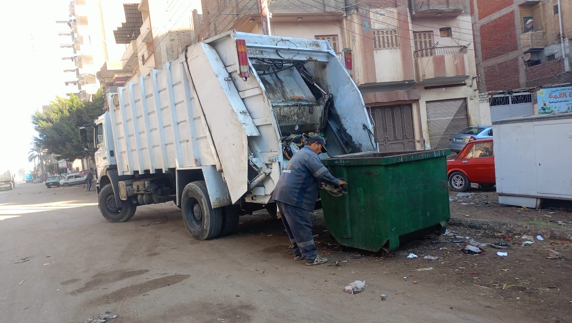 تفريغ  صناديق القمامة