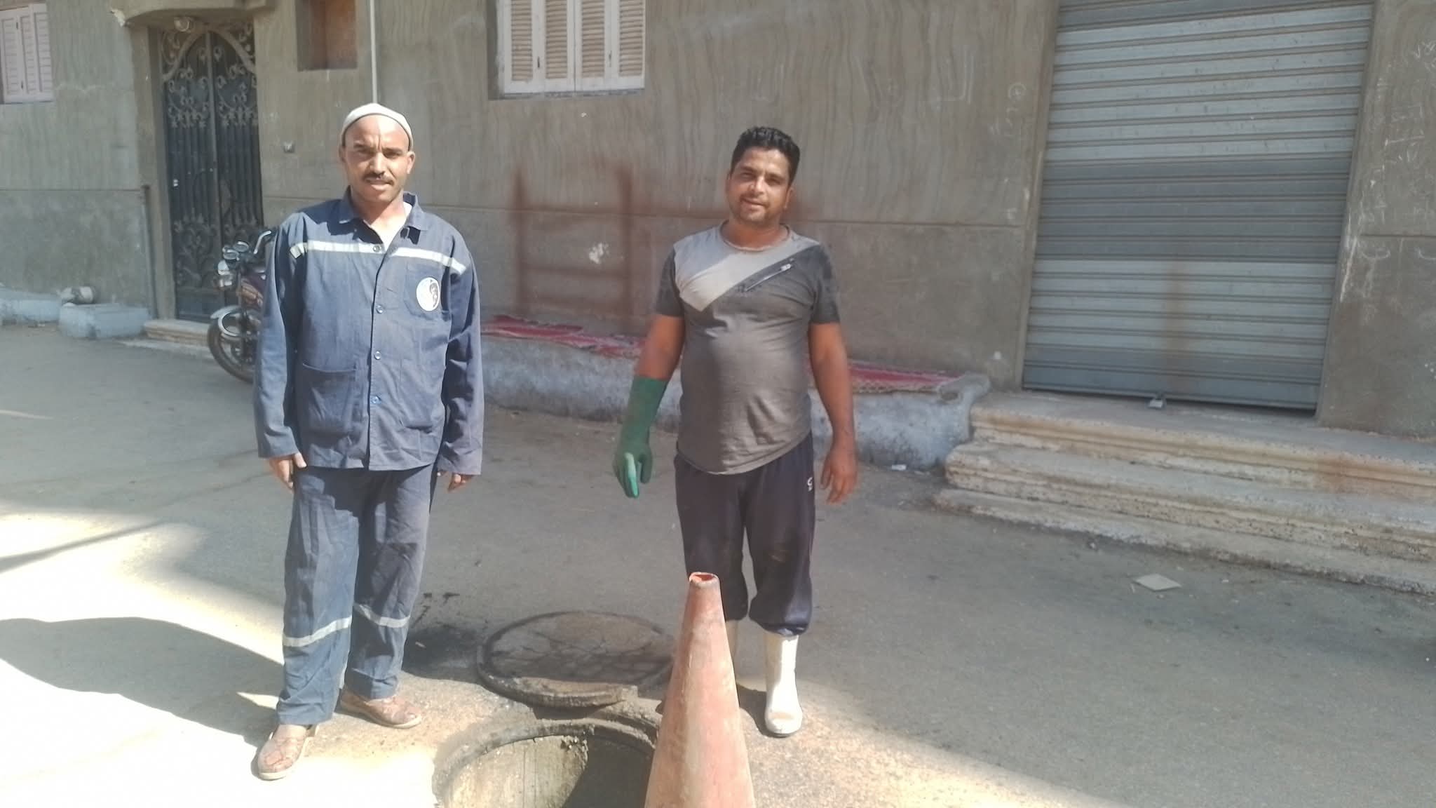 العمل بخطة تطهير شبكات ومطابق الصرف الصحي بمدينة البياضية