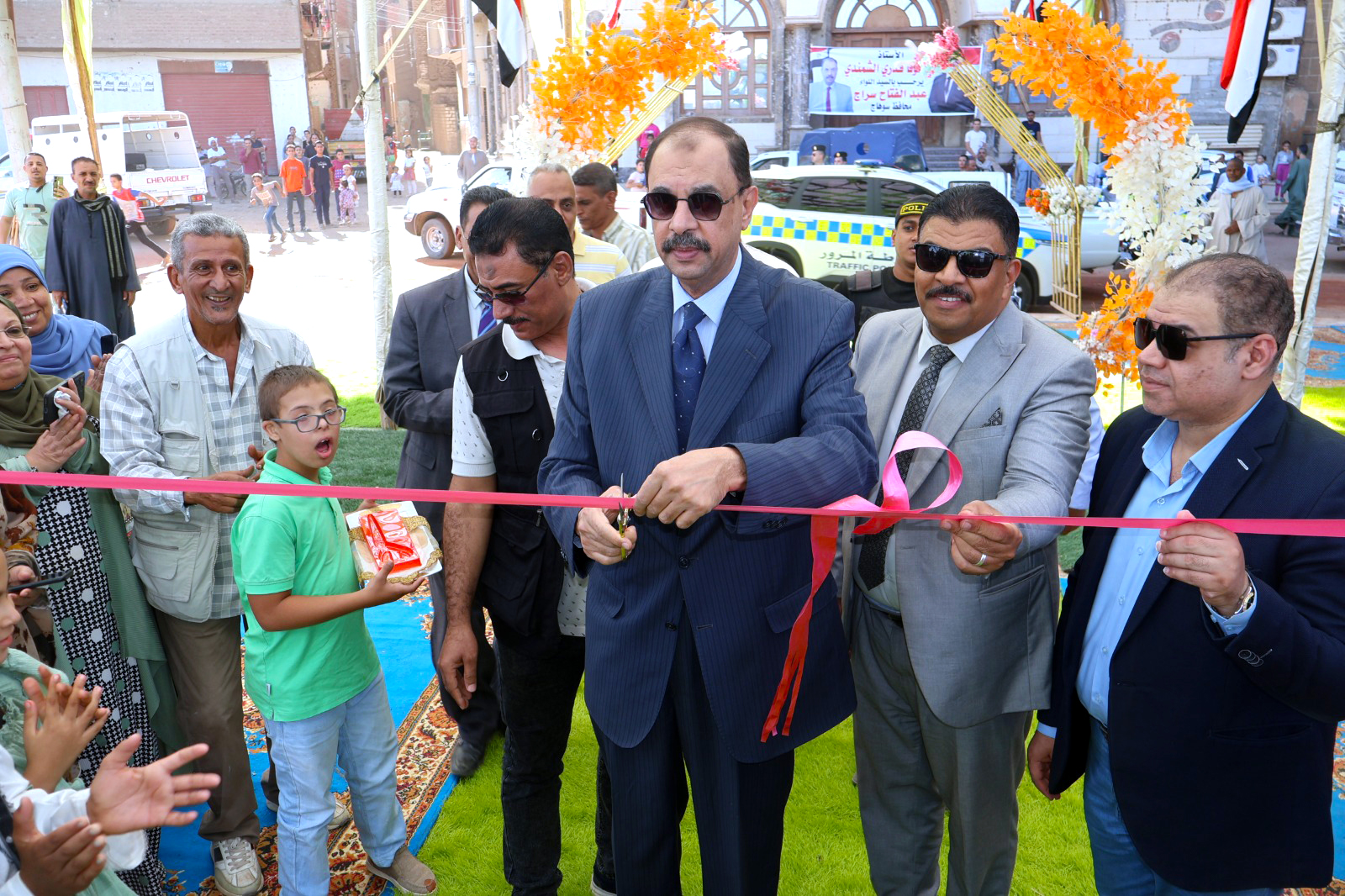 جانب من الحضور مع المحافظ للافتتاح (2)