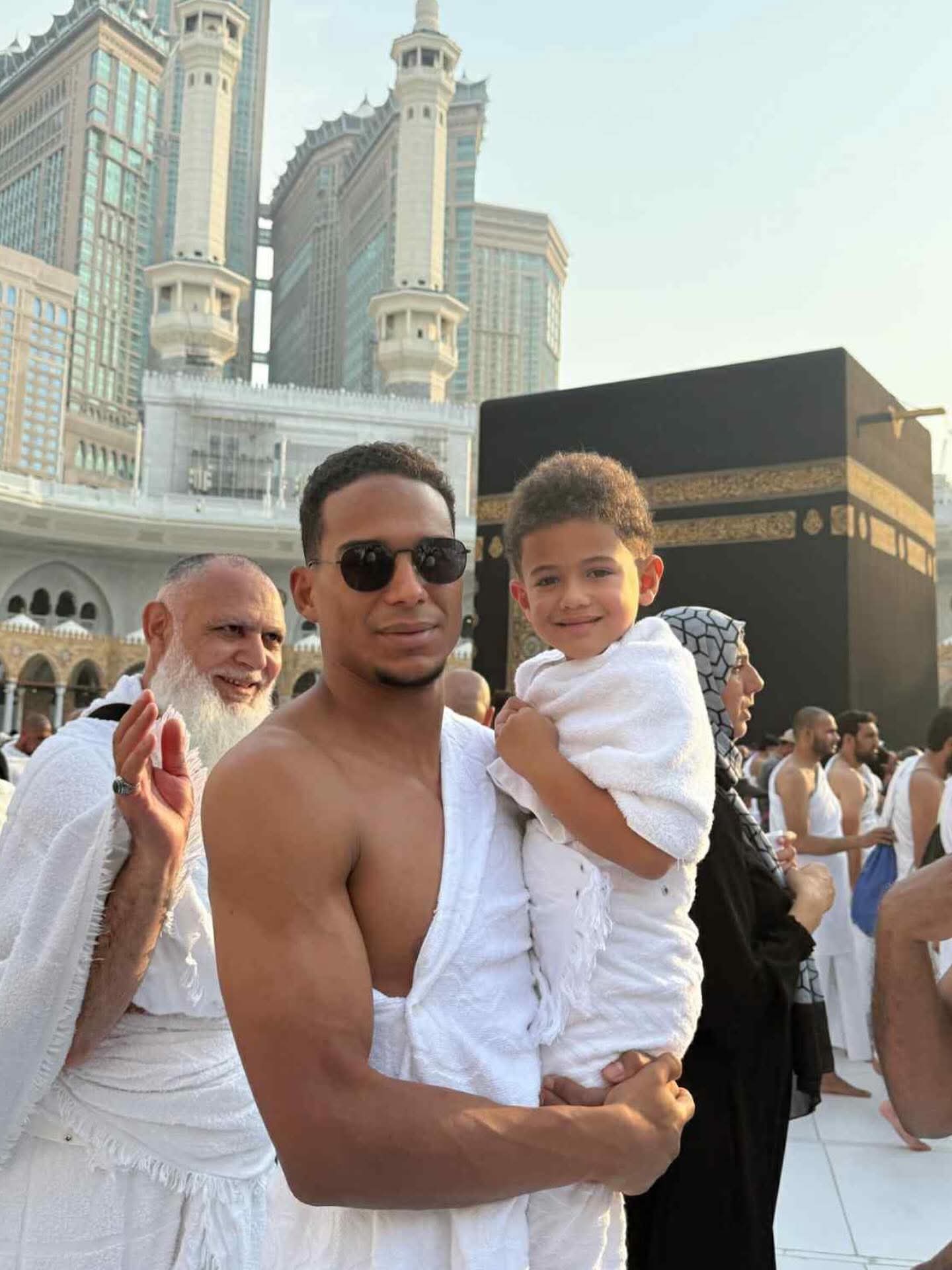سيف الجزيرى برفقة نجله أثناء العمرة