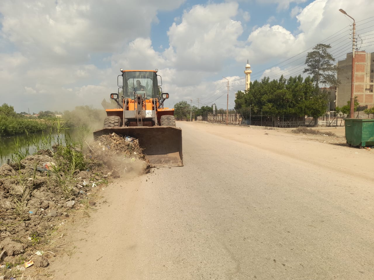 رفع المخلفات  بجوار الترع