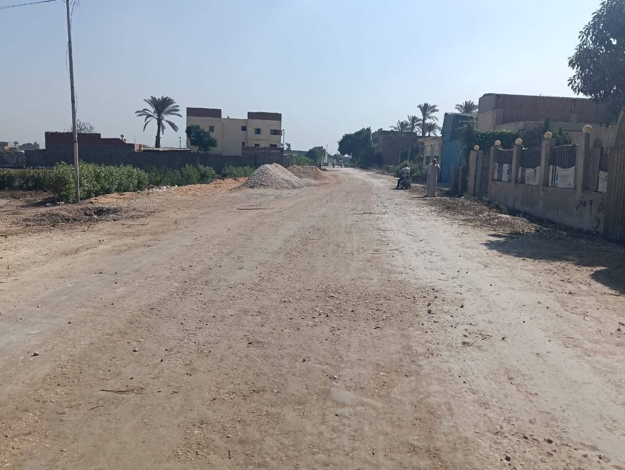 نائب محافظ الجيزة يتفقد أعمال تطوير ورصف طريق البراجيل كومبرة (1)