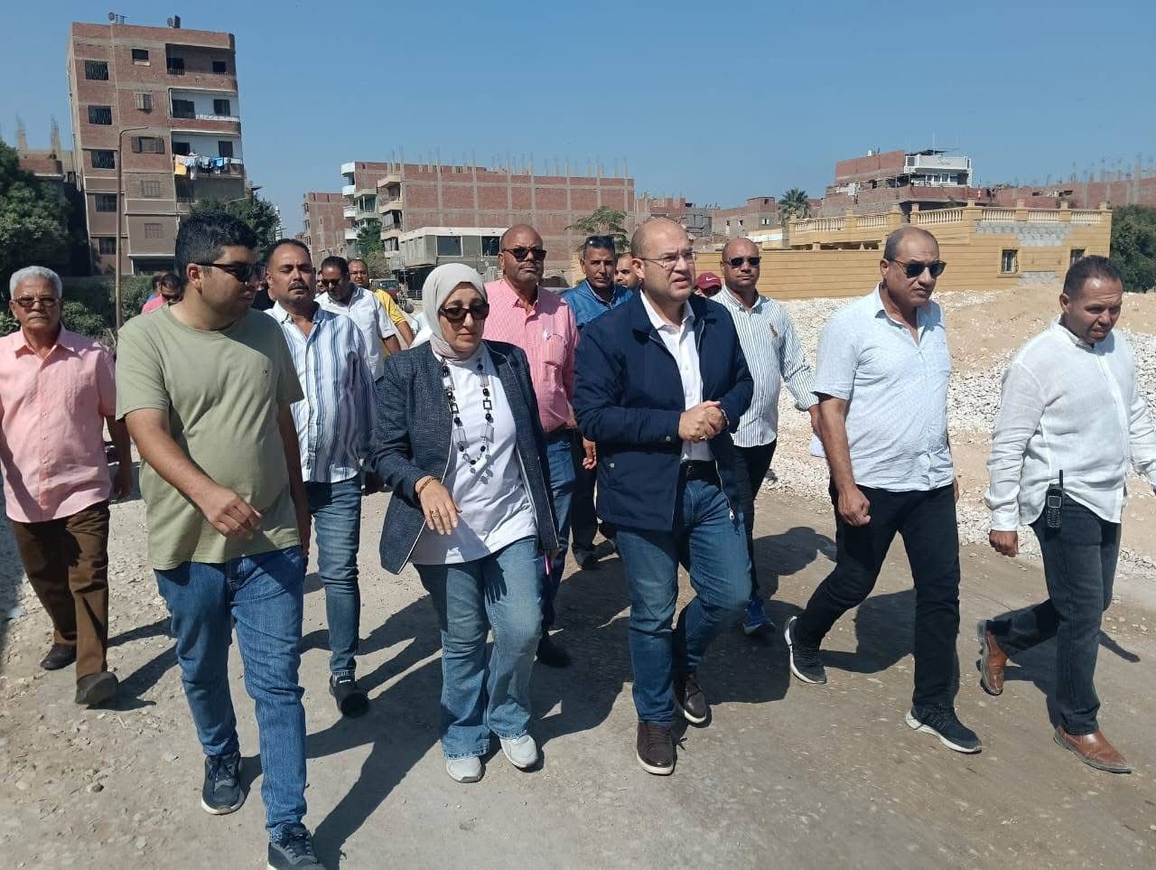 نائب محافظ الجيزة يتفقد أعمال تطوير ورصف طريق البراجيل كومبرة (2)