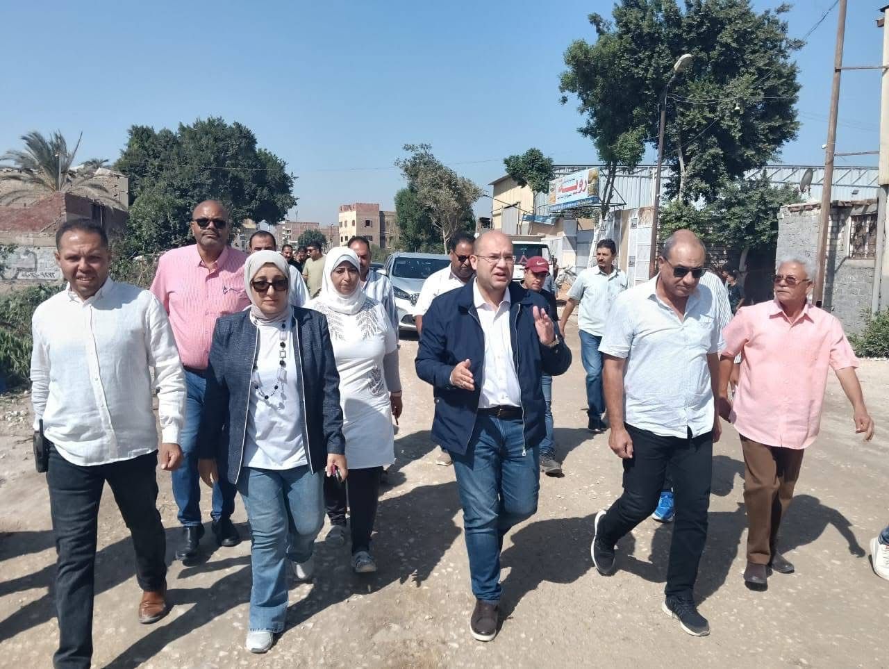 نائب محافظ الجيزة يتفقد أعمال تطوير ورصف طريق البراجيل كومبرة (3)