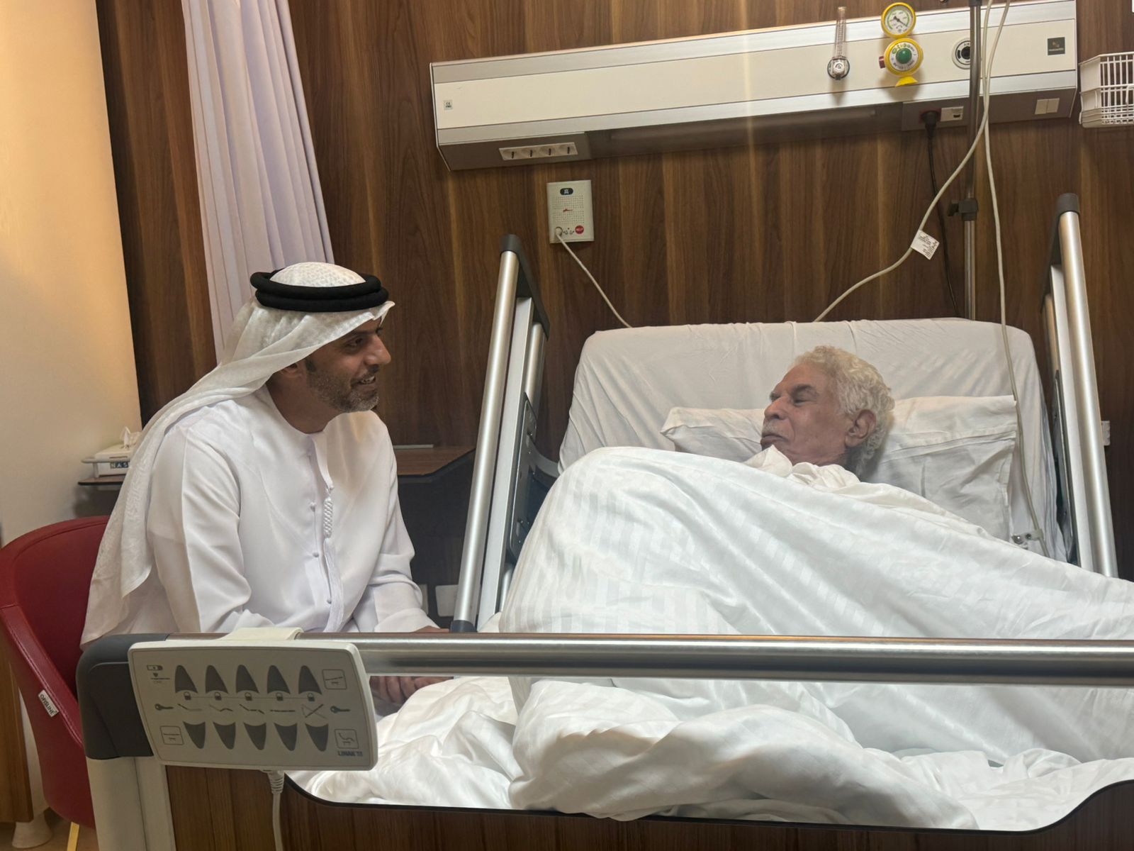 سفير الإمارات يزور كابتن حسن شحاته في المستشفى