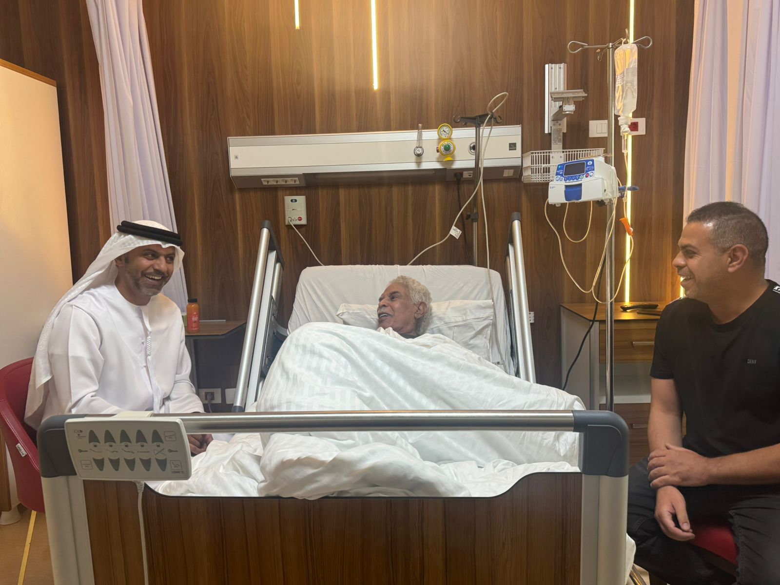 سفير الإمارات ينقل تحية الشيخ محمد بن زايد إلى كابتن حسن شحاته