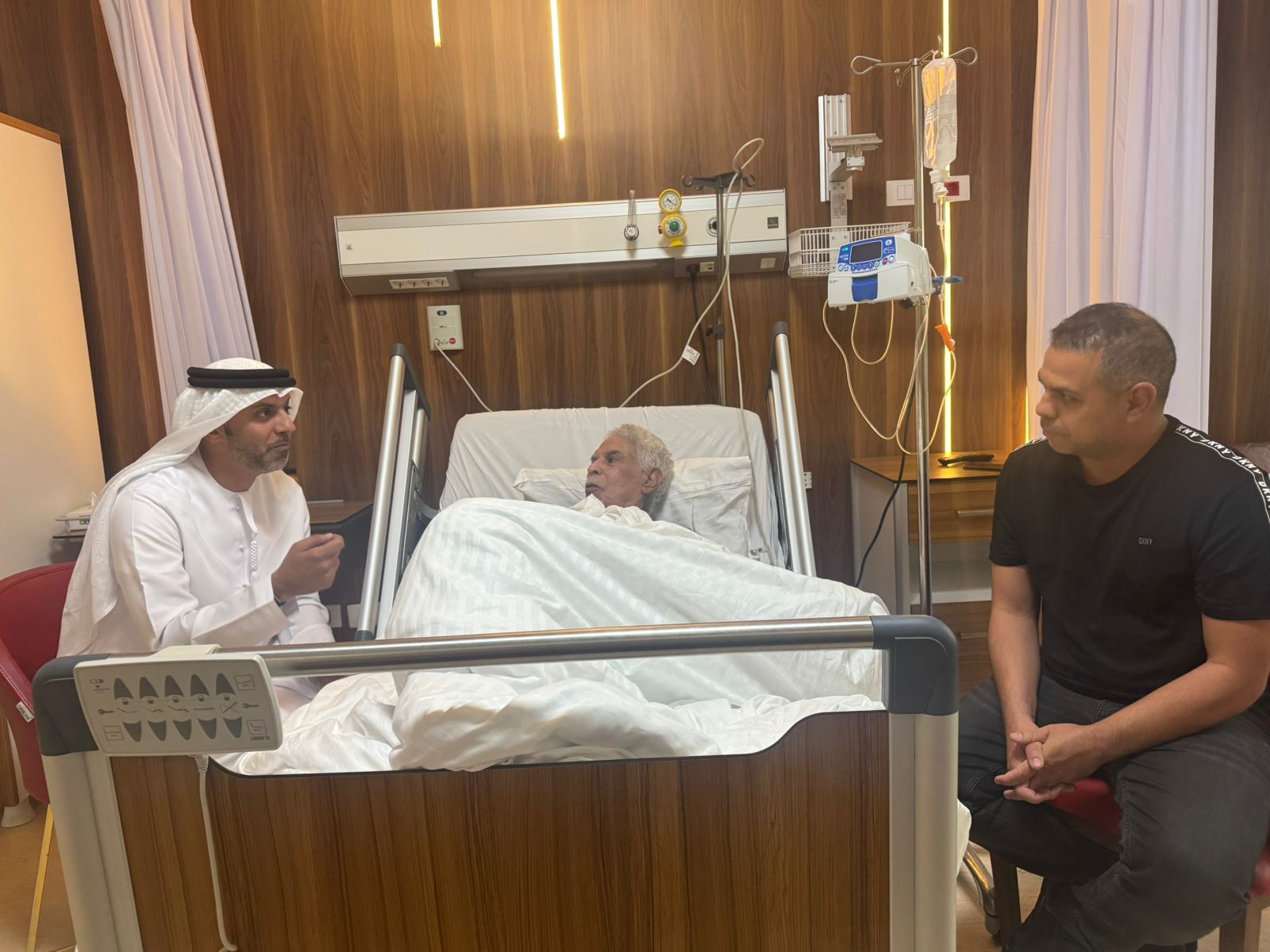 سفير الإمارات يطمئن على صحة كابتن حسن شحاته