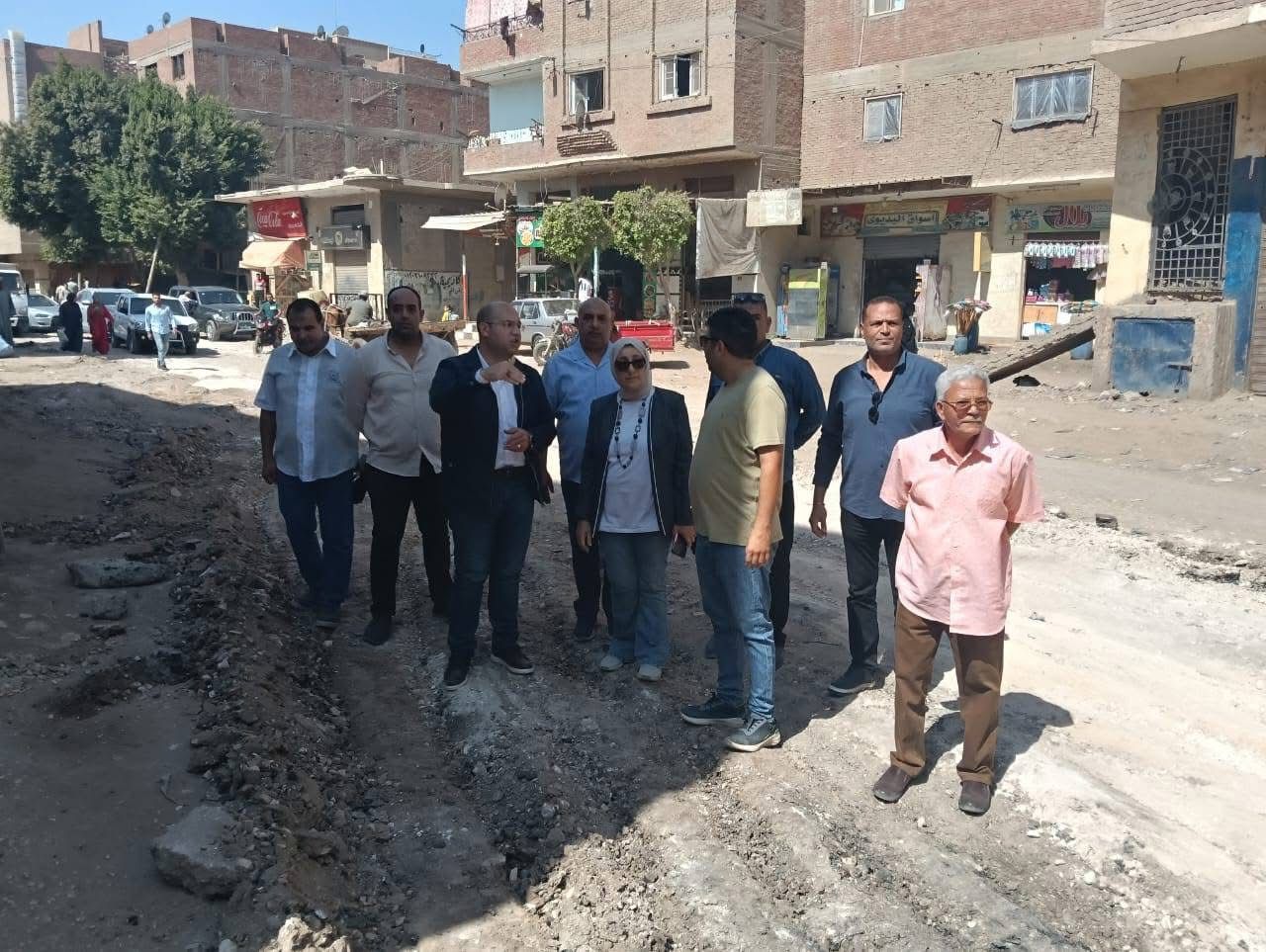 نائب محافظ الجيزة يتفقد أعمال تطوير ورصف طريق البراجيل كومبرة (4)