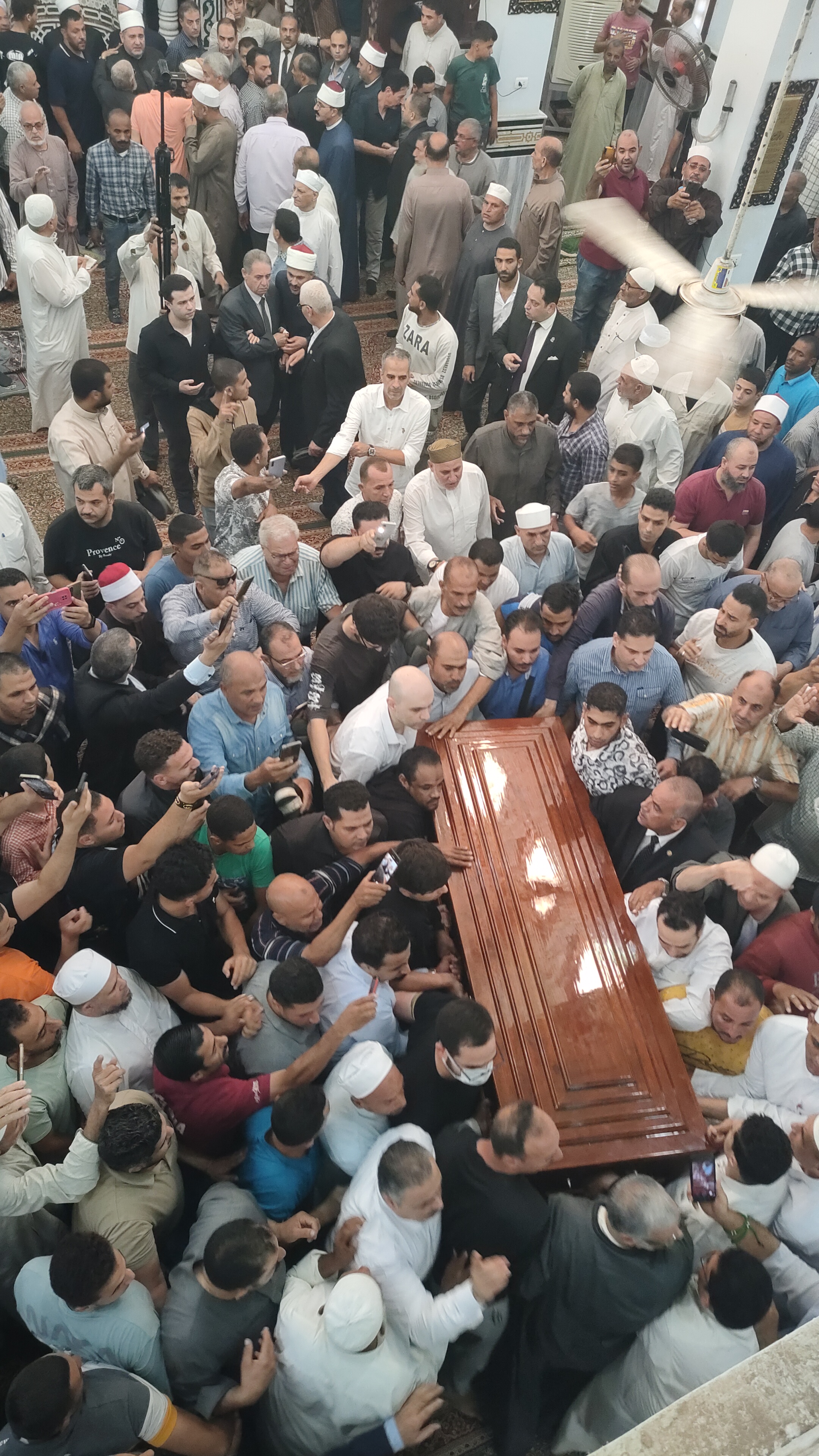 رفع النعش لدخول لدفنه بجوار جده