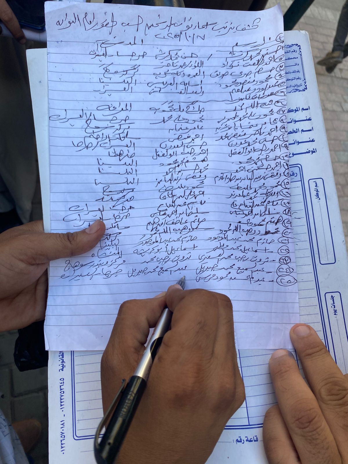 جانب من التجمعات أمام مجمع محاكم سوهاج لتقديم أوراق الترشح لمجلس النواب (5)