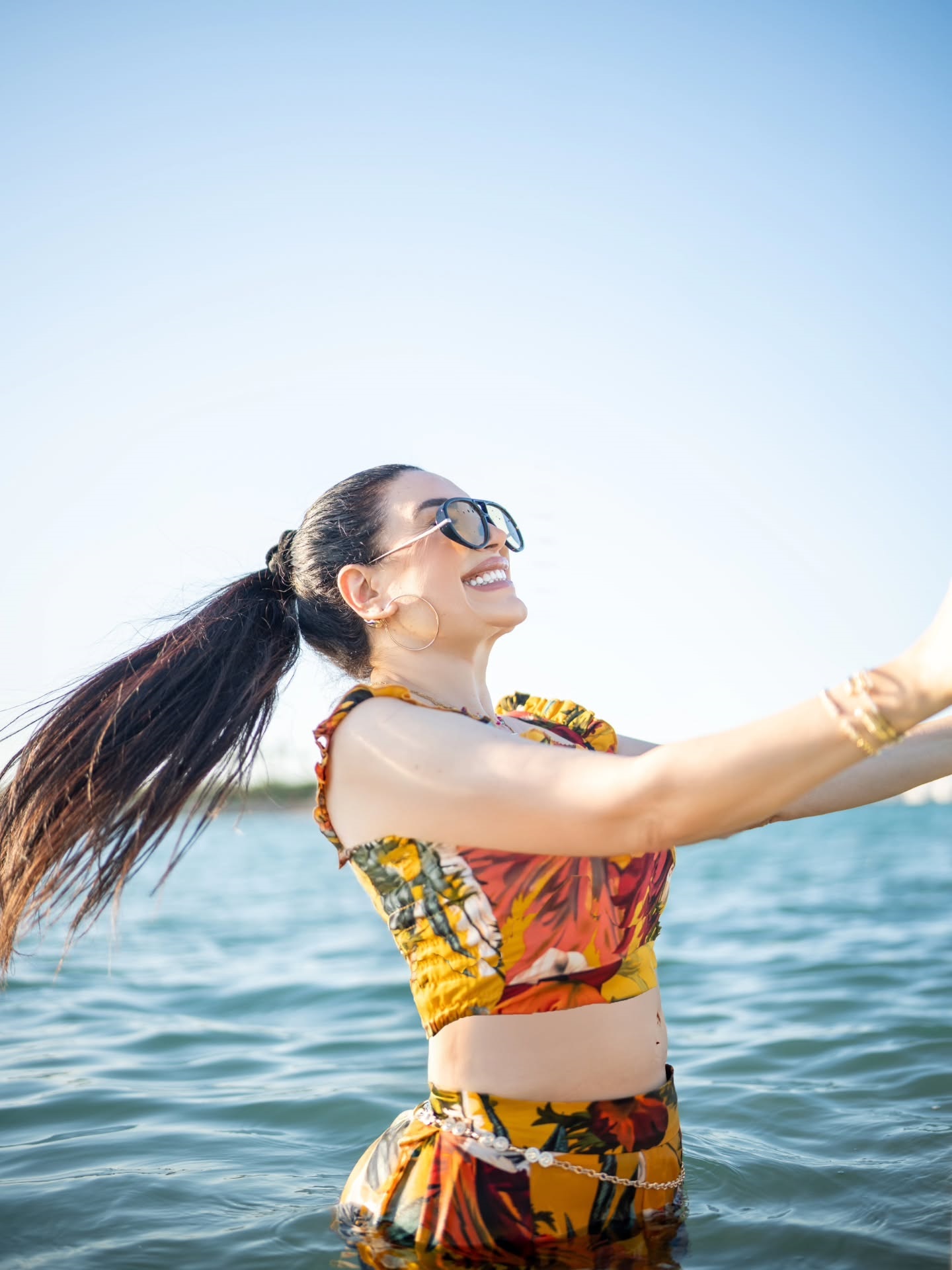 عبير صبرى فى جلسة تصوير على البحر
