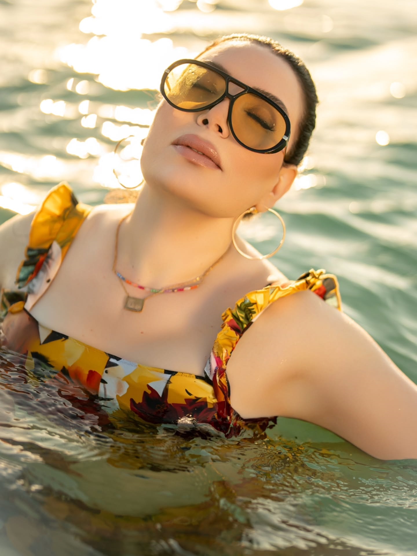 عبير صبرى فى جلسة تصوير على البحر (2)