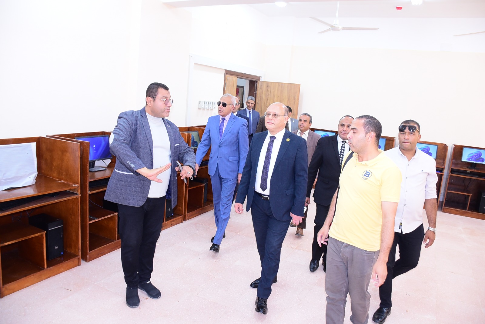 رئيس الجامعة بعامل الحاسب