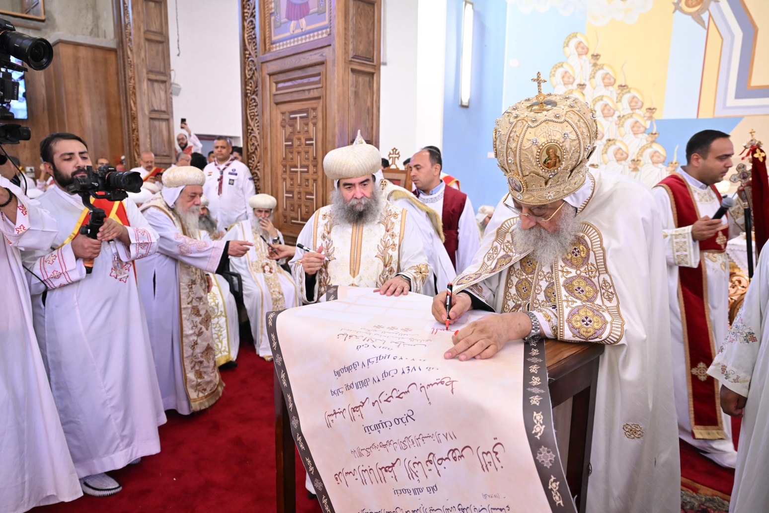 قداسة البابا يوقع تدشين الكنيسة قداسة البابا يوقع تدشين الكنيسة