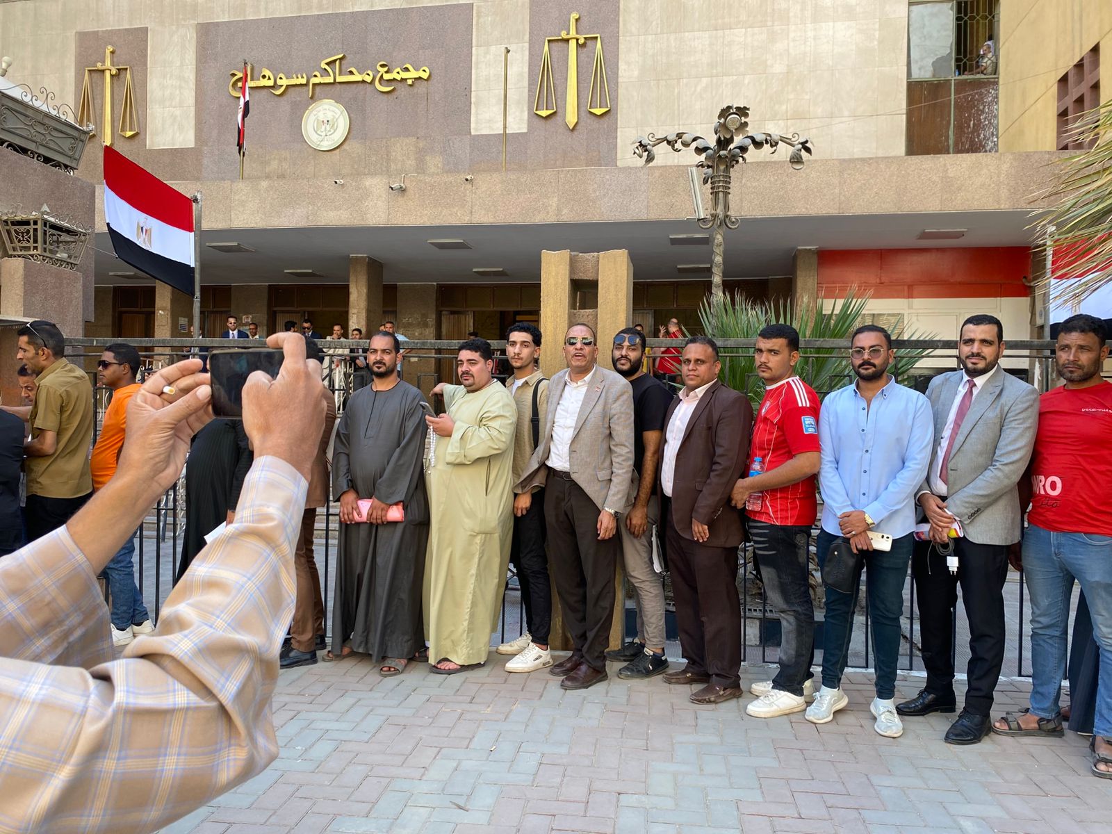 جانب من التجمعات أمام مجمع محاكم سوهاج لتقديم أوراق الترشح لمجلس النواب (3)