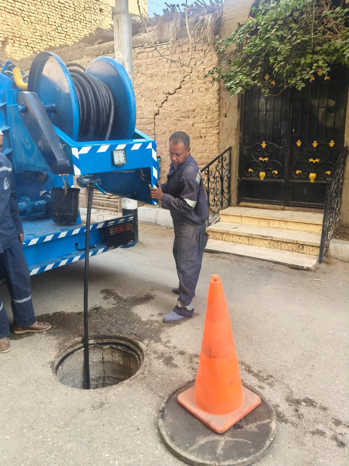 مياه الأقصر تبدأ خطة تطهير شبكات ومطابق الصرف الصحي بمدينة البياضية